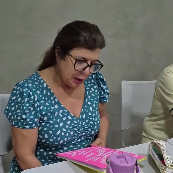 Aluna lendo atividade na aula sobre autoconfiança
