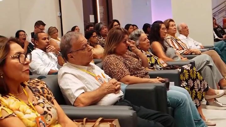 Plateia lotada assistindo a uma palestra da ELEVA Treinamentos Corporativos