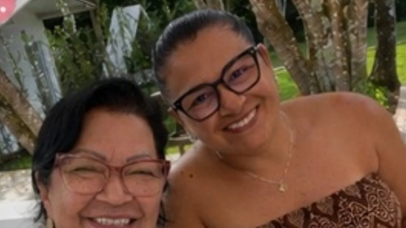 Duas alunas sorrindo na Roda de Conversa ELEVA, ao ar livre